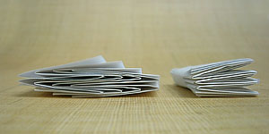 ミウラ折り(左)と単純に平行に折った紙の比較